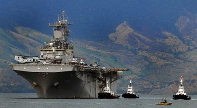 USS_Essex_enters_port_at_the_Subic_Bay