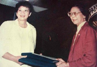 president-cory-aquino-and-justicececilia-munoz-palma-with-draft-of-constitution